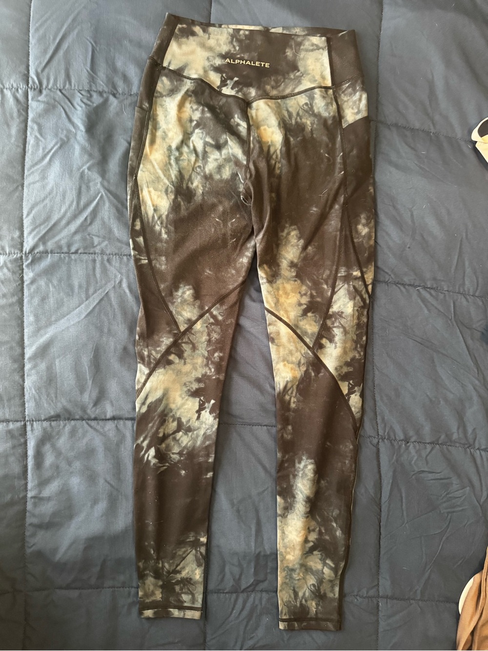 Alphalete surface pocket legging 29 inch-black oil stain color